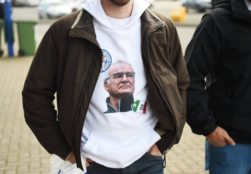 Eroe cittadino. Un tifoso del Leicester con una maglietta con la faccia di mister Ranieri. In alto il logo del club, sotto il made in Italy riferito a Ranieri (Getty Images)